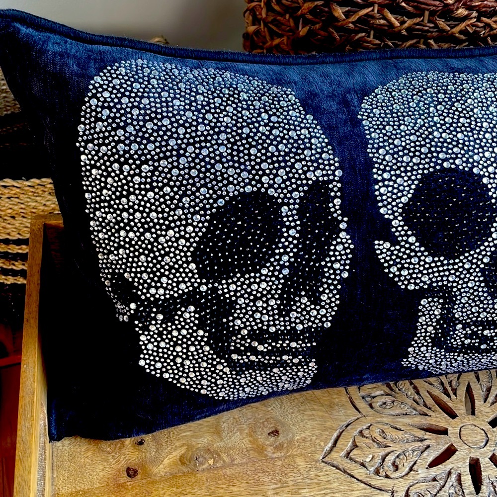 🎉HP🎉💀Gorgeous Skull Accent Pillow 💀Sparkling beaded design! NWT! - Picture 5 of 16